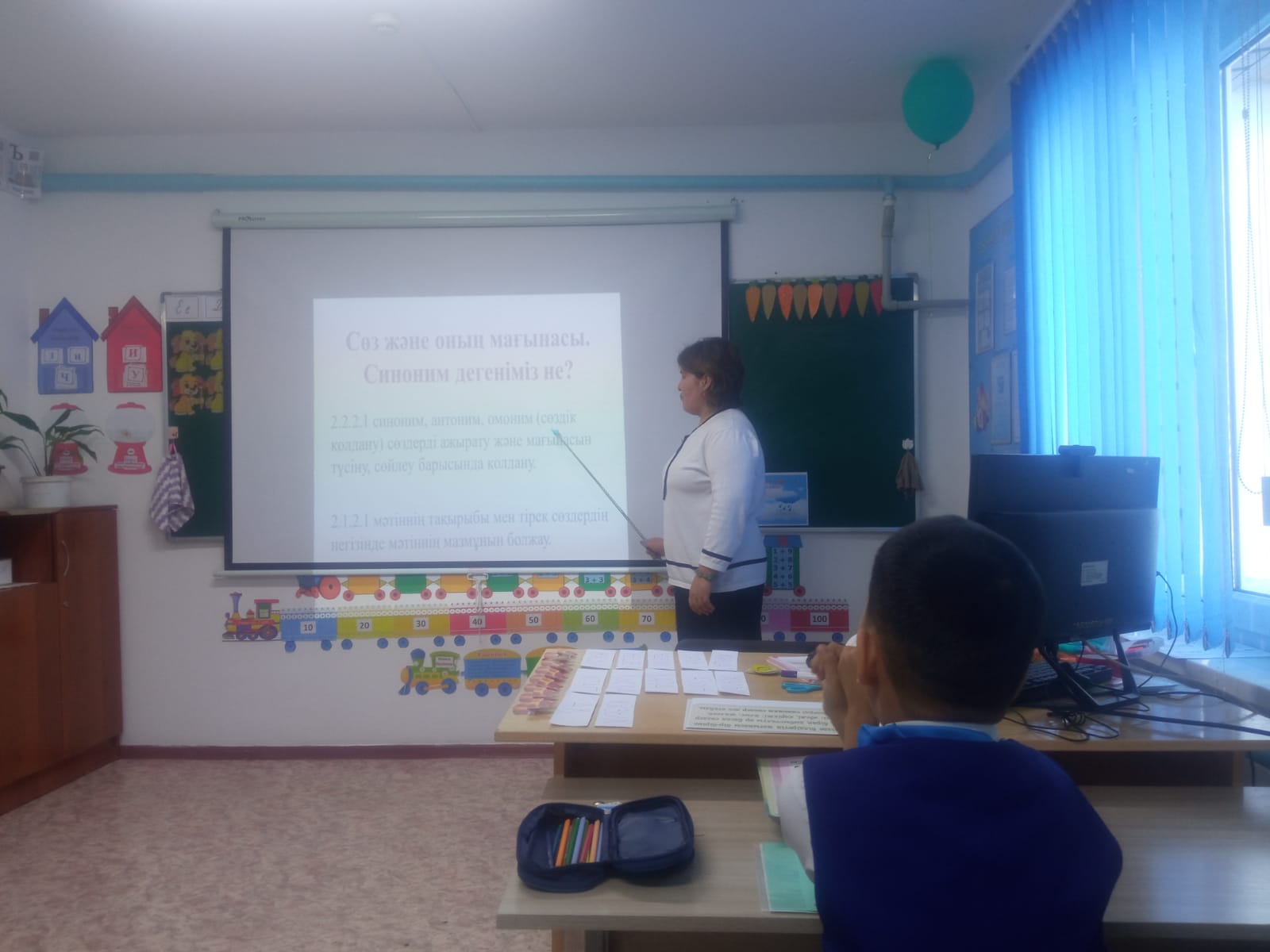2025  жылдың  13  қаңтар  күні  бастауыш сынып  айлығының жұмыс жоспарына сәйкес,  бастауыш  сынып  мұғалімі Омарова Алма Жаксибековна қазақ тілі пәнінен "Сөз және оның мағынасы. Синоним" тақырыбында 2  сынып  оқушыларына  ашық сабақ өтті.