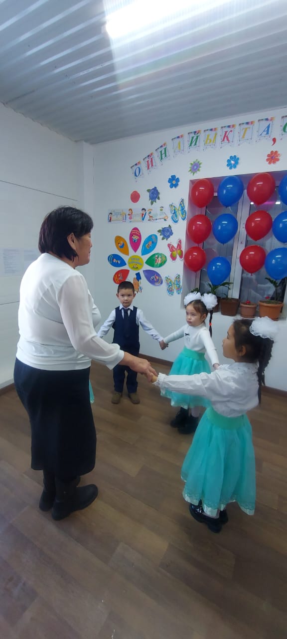 2025 жылдың 24 қаңтар күні бастауыш сынып айлығының жұмыс жоспарына сәйкес, мектеп алды сыныбының тәрбиешісі Куанышева Алия даярлық сыныбында "Ойнайық та, ойлайық" тақырыбында ұйымдастырылған оқу іс әрекеті бойынша сыныптан тыс іс шара өтілді